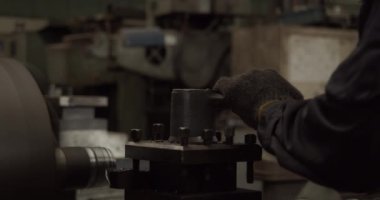 Fabrikada Mickey Alet ile çalışan bir işçi..