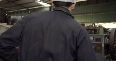 Makine araçları üzerinde çalışan ve çerçeveden çıkan işçiyi kapat.