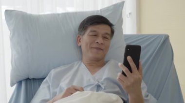 Yatak odasındaki kıdemli hasta ailesiyle video görüşmesi yapıyor.