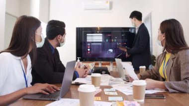 İş ortakları yüz maskesi takıyor Ux Ui uygulama tasarımı hakkında ateşli tartışmalar ve beyin sapması yapıyor..