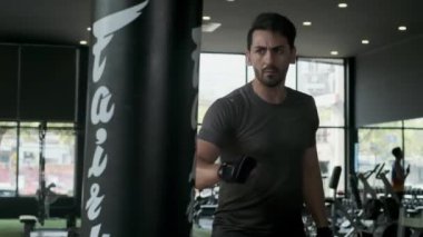 Genç boksör boks ve fitness pratiği yapıyor.