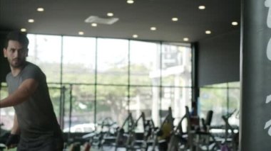 Genç boksör boks ve fitness pratiği yapıyor.