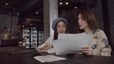 İş adamlarından oluşan bir ekip ortak proje için toplanıyor ve kafeteryada mutlular..