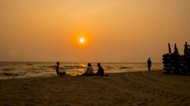 Gün batımını turistlerle sahilde geçirin..