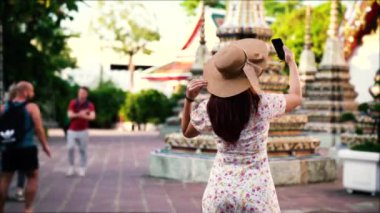 Genç Asya çift turist Backpackers Bangkok antik Tay tapınağında seyahat, Tayland.