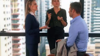 İş adamlarından oluşan bir ekip çalışıyor ve görevleri hakkında tartışıyorlar.