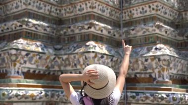 Genç Asya çift turist Backpackers Bangkok antik Tay tapınağında seyahat, Tayland.