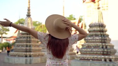 Genç Asya çift turist Backpackers Bangkok antik Tay tapınağında seyahat, Tayland.