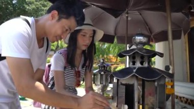 Genç Asya çift turist Backpackers Bangkok antik Tay tapınağında seyahat, Tayland.