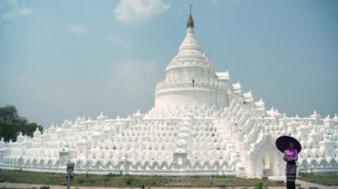 Myanmar, Mingun Mandaley 'deki Hsinbyume Pagoda' da menekşe rengi şemsiye taşıyan güzel bir kadın..