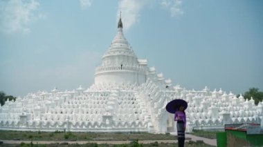 Myanmar, Mingun Mandaley 'deki Hsinbyume Pagoda' da menekşe rengi şemsiye taşıyan güzel bir kadın..
