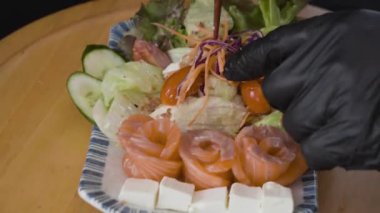 El yapımı Japon yemeği somon balığı ve sebze salatalı tofu tabağı.