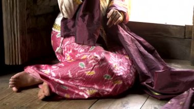 Geleneksel Myanmar takım elbiseli Myanmar Kadını Myanmar 'ı geziyor. 