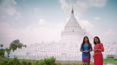 Myanmar, Mingun Mandaley 'deki Hsinbyume Pagoda' da menekşe rengi şemsiye taşıyan güzel bir kadın..