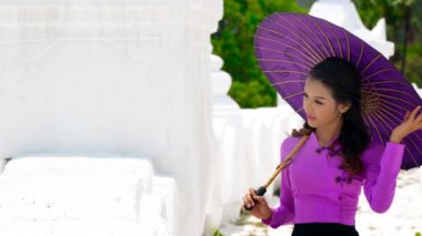 Myanmar, Mingun Mandaley 'deki Hsinbyume Pagoda' da menekşe rengi şemsiye taşıyan güzel bir kadın..