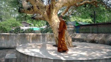 Budist Monk Mandaley, Myanmar antik tapınakte liyakat ve Meditasyon yapmak