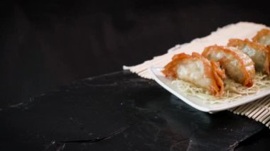 Hamur köftelerini kırmızı çubukla tabağa koy.