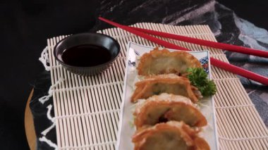 Hamur köftelerini kırmızı çubukla tabağa koy.