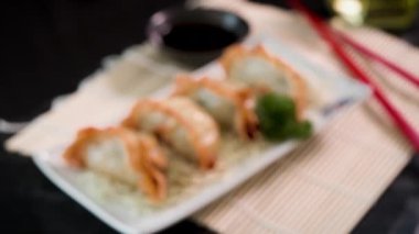 Hamur köftelerini kırmızı çubukla tabağa koy.