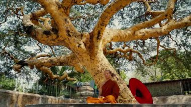 Budist Monk Mandaley, Myanmar antik tapınakte liyakat ve Meditasyon yapmak