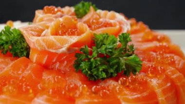 Japon yemeği sashimi somonunu tabağa koy.