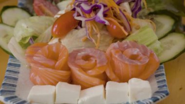 Japon yemeği somon balığı ve sebze salatalı soya peyniri.