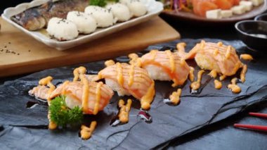 Japon yemeği ızgara Saba balığı ya da tatlı soslu uskumru balığı ve Japon pirinci. 