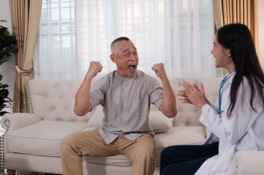 Asyalı kadın doktor. Evde yaşlı bir hasta var.