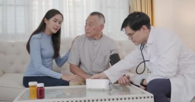 Doktor evde hastanın sağlığını kontrol ediyor.