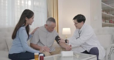 Doktor evde hastanın sağlığını kontrol ediyor.