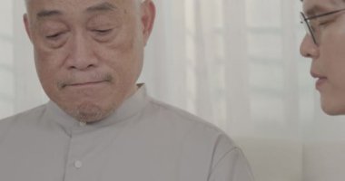 Doktor evde hastanın sağlığını kontrol ediyor.