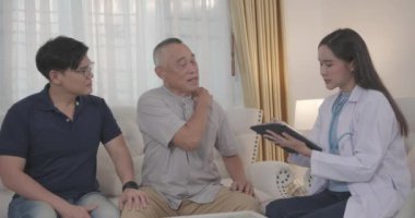 Doktorlar evde boyun, omuz ve omuz ağrısı olan yaşlı Asyalı hastaları muayene ediyorlar..
