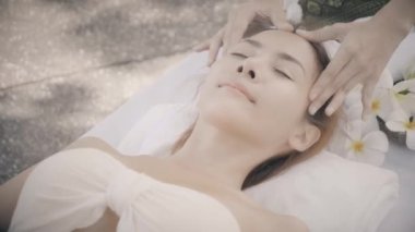 Masör masaj yapıyor ve spa masajı yapıyor. Güzellik masajı konsepti.