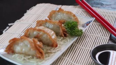 Japon Gyoza 'sının siyah arka plandaki plakasını kapat
