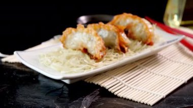 Japon Gyoza 'sının siyah arka plandaki plakasını kapat