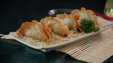 Japon Gyoza 'sının siyah arka plandaki plakasını kapat