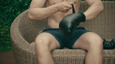 Fitness adamı evde boks yapıyor.