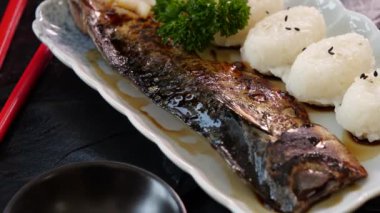 Japon yemeği ızgara Saba balığı ya da tatlı soslu uskumru balığı ve Japon pirinci. 