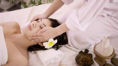 Masör masaj yapıyor ve spa masajı yapıyor. Güzellik masajı konsepti.