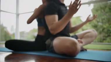 Erkek ve kadın sabah evde yoga egzersizi yapıyorlar.