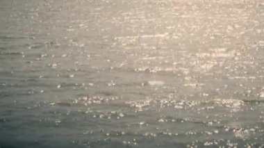 Öğleden sonra deniz, güneş ışığını yansıtır