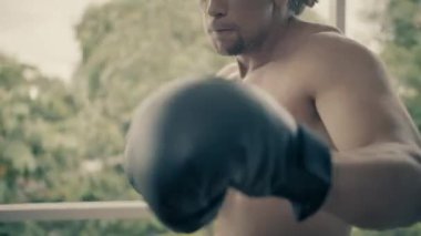 Fitness adamı evde boks yapıyor.