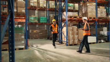 Bir grup endüstri işçisi depo fabrikasında çalışıyor ve tartışıyorlar..