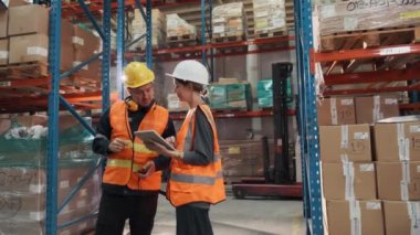 Bir grup endüstri işçisi depo fabrikasında çalışıyor ve tartışıyorlar..