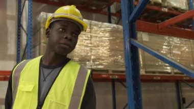 Depoda çalışan işçi ya da mühendis.