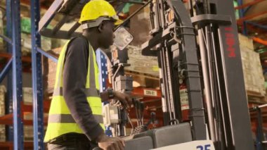 Depoda çalışan işçi ya da mühendis.