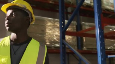 Depoda çalışan işçi ya da mühendis.