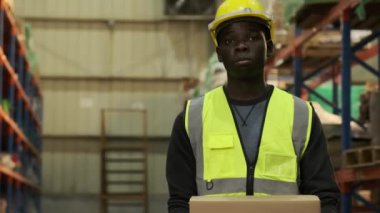 Depoda çalışan işçi ya da mühendis.