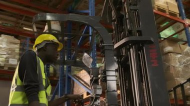 Mühendis ya da işçi depolama fabrikasındaki yük vagonunu kontrol edecek.