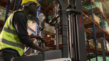 Mühendis ya da işçi depolama fabrikasındaki yük vagonunu kontrol edecek.